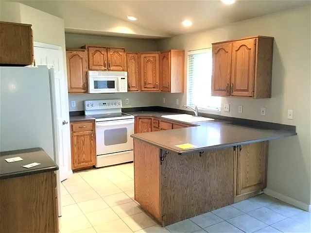 5 bed, 3.5 bath, 2379 sqft, $2,805 — Photo 2