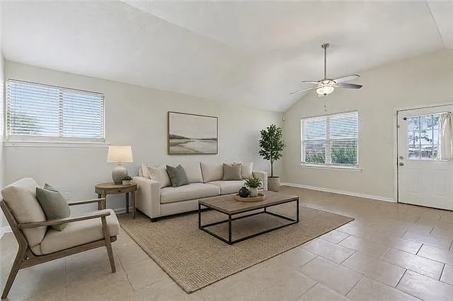 3 bed, 2.0 bath, 1350 sqft, $1,650 — Photo 2
