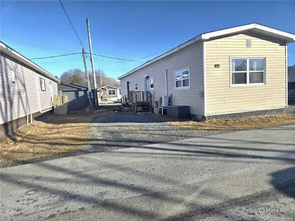 27 Daisy St, Saint John, NB E2M 5M8