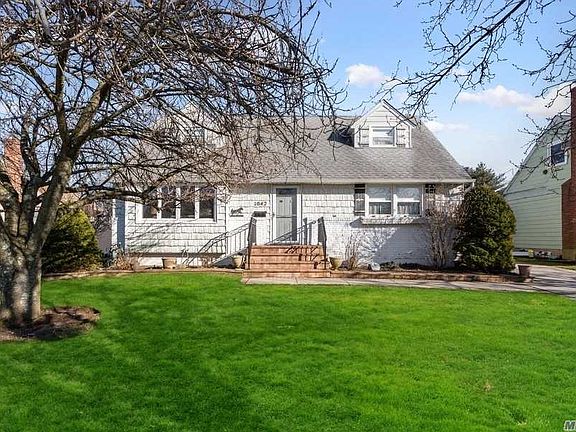 2nd image of 1042 White Birch Ln