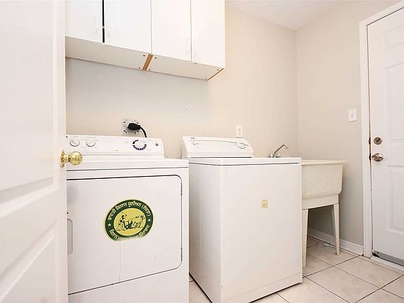 3rd image of 74 Brisdale Dr