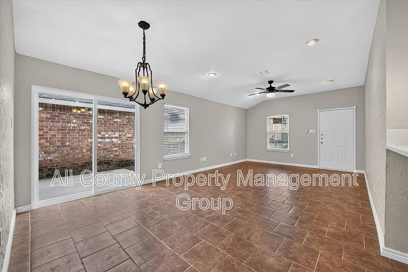 3 bed, 2.0 bath, 1274 sqft, $1,750 — Photo 3