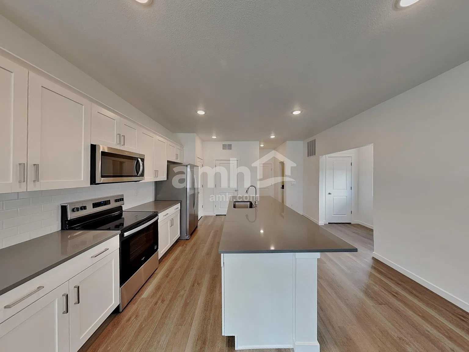 4 bed, 3.5 bath, 2546 sqft, $3,160 — Photo 4