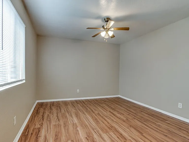 6026 Nw Expy #C — Photo 22