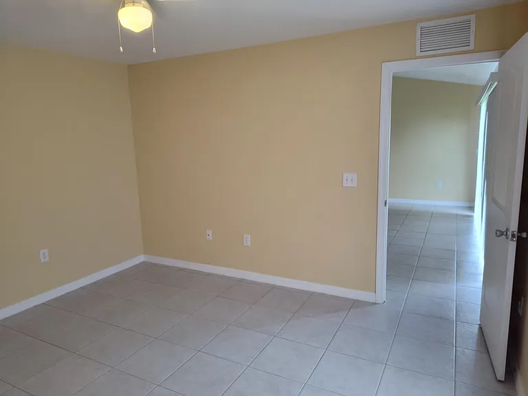 1109 NE 2nd Pl — Photo 3