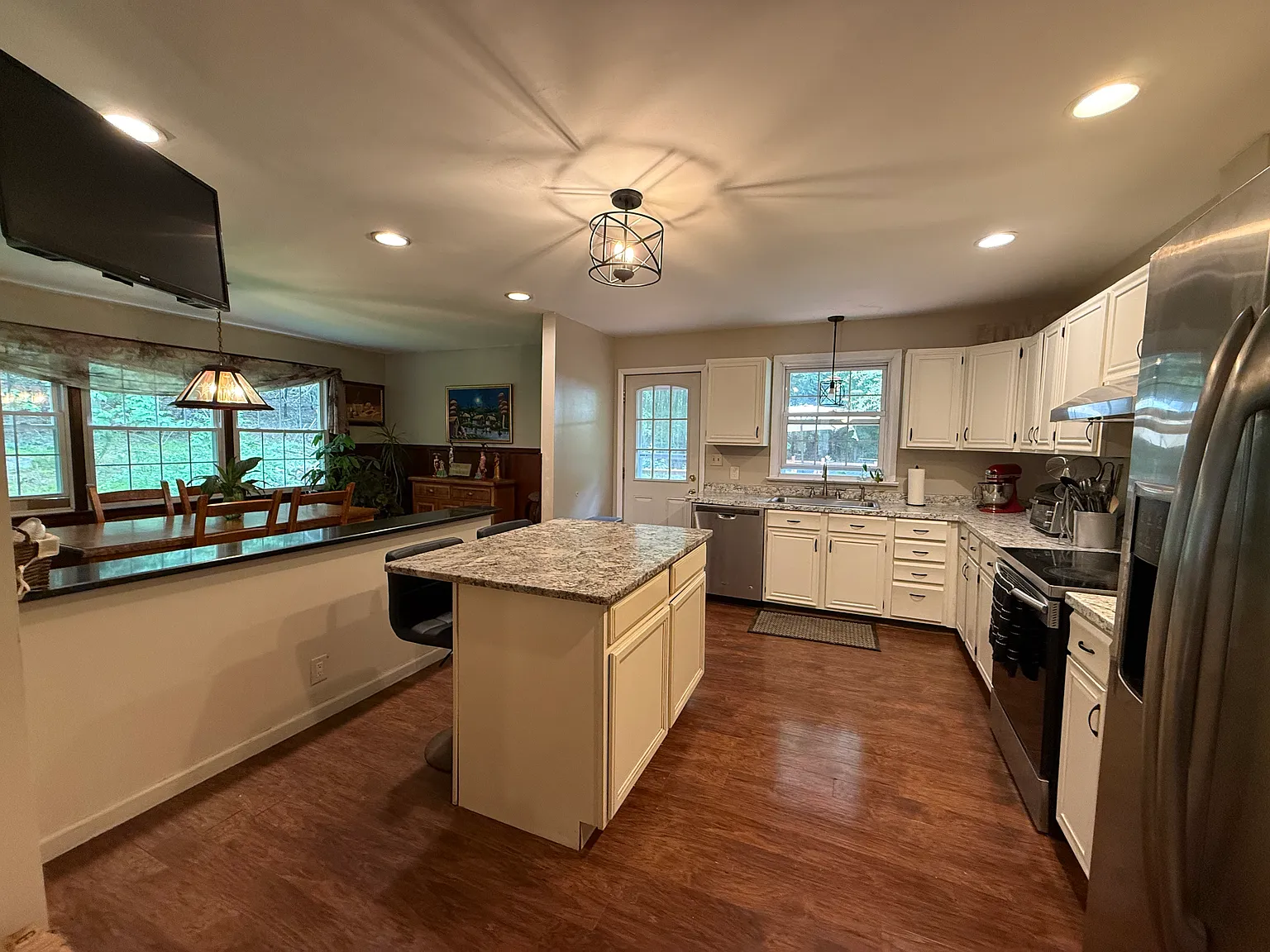5 bed, 2500 sqft, $4,500 — Photo 3