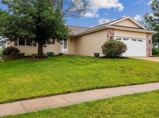 1205 Wolf Dr NW, Cedar Rapids, IA 52405