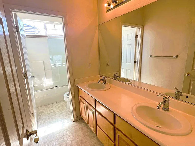 2nd bathroom 2nd floor
