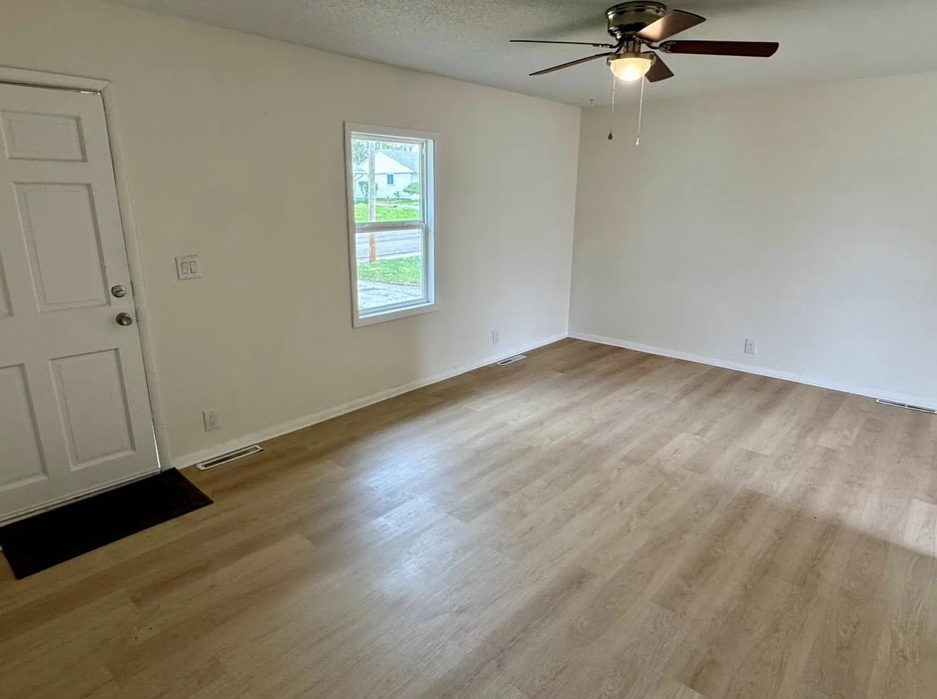 910 Skyline Dr — Photo 3