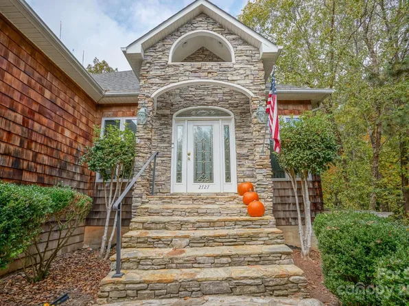 2727 Mount Isle Harbor Dr, Charlotte, NC 28214