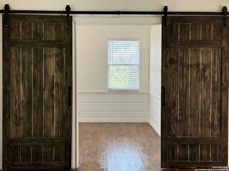 1214 Sutton Dr — Photo 3