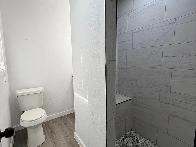 2426 Dupont St — Photo 11