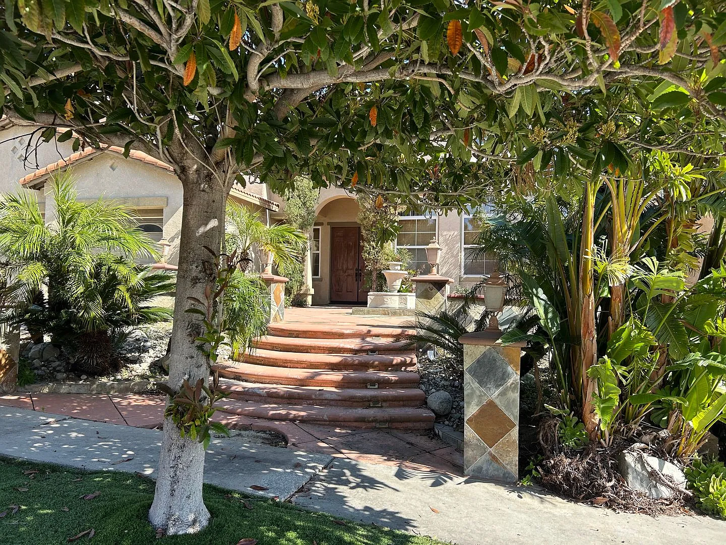 Spacious 5-Bedroom Home with Stunning Views — Photo 3
