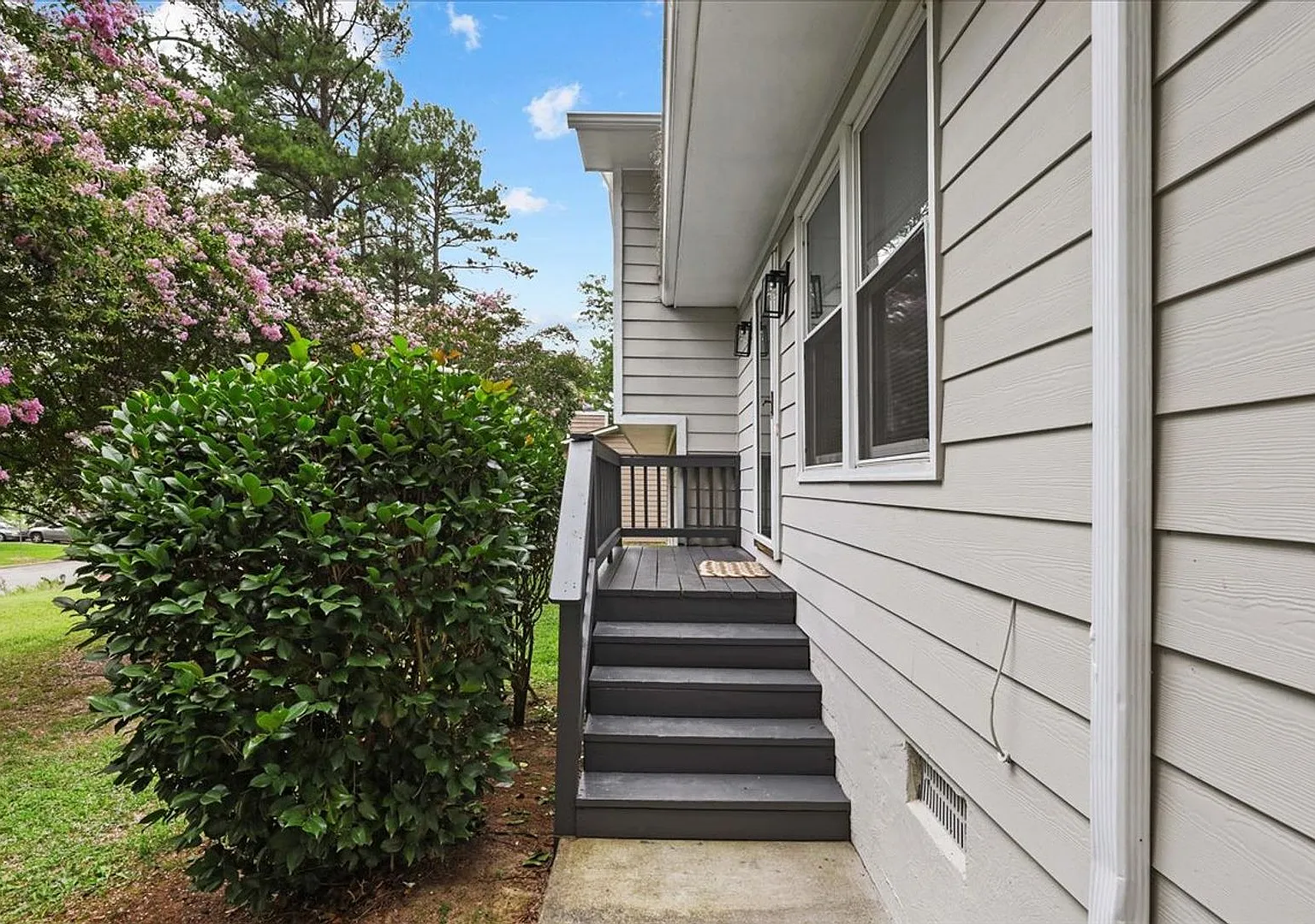 Fantastic Split Level, 4 Bedrooms, Updated Flooring, Kitchen and Bathrooms, Cul-de-Sac Lot, Pet F... — Photo 3