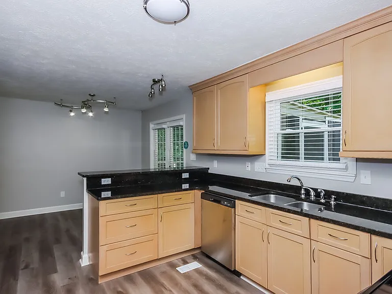 917 Oakridge Dr — Photo 9