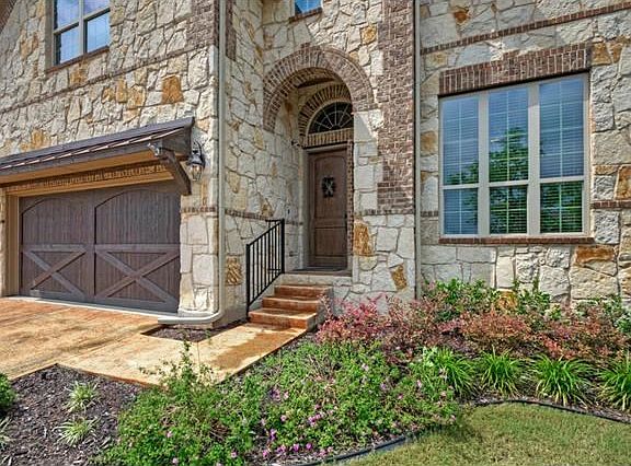 Beautiful architectural accents green you and your friends.