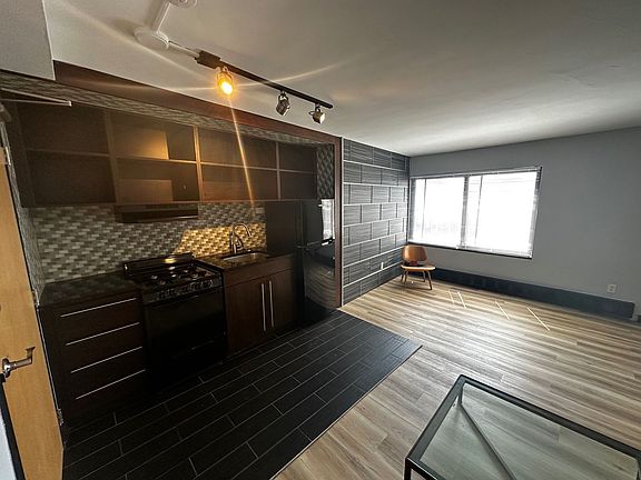 4th image of 316 Oak Grove St #404