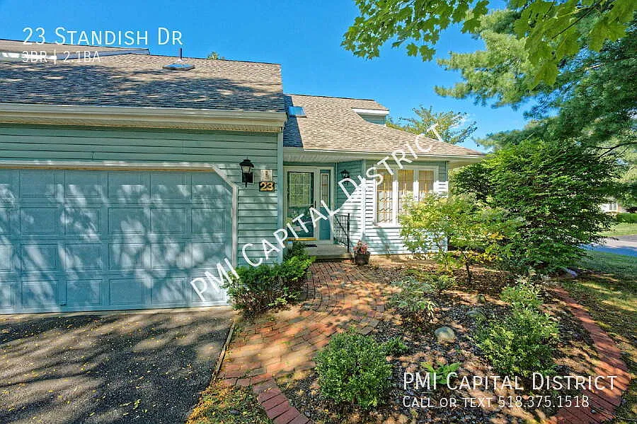 Spacious 3 Bed/ 2.5 Bath Townhome in Bethlehem Central School District! Primary Ensuite, Central ... — Photo 4