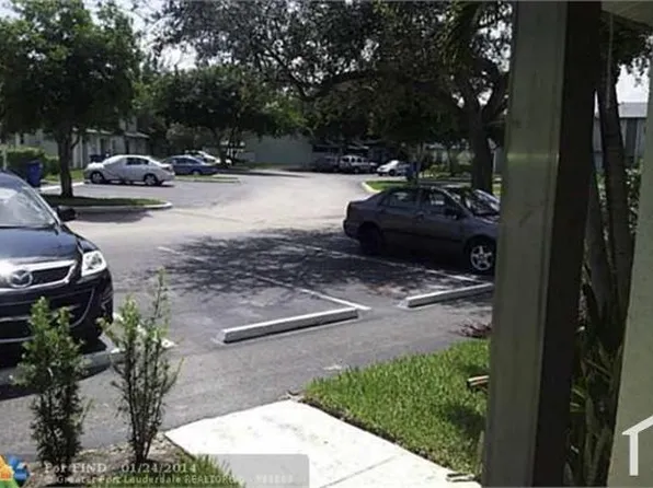 810 Crystal Lake Dr, Pompano Beach, FL 33064