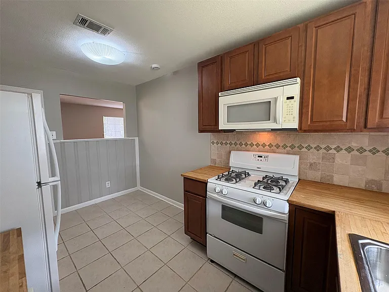 1307 Corona Dr — Photo 11