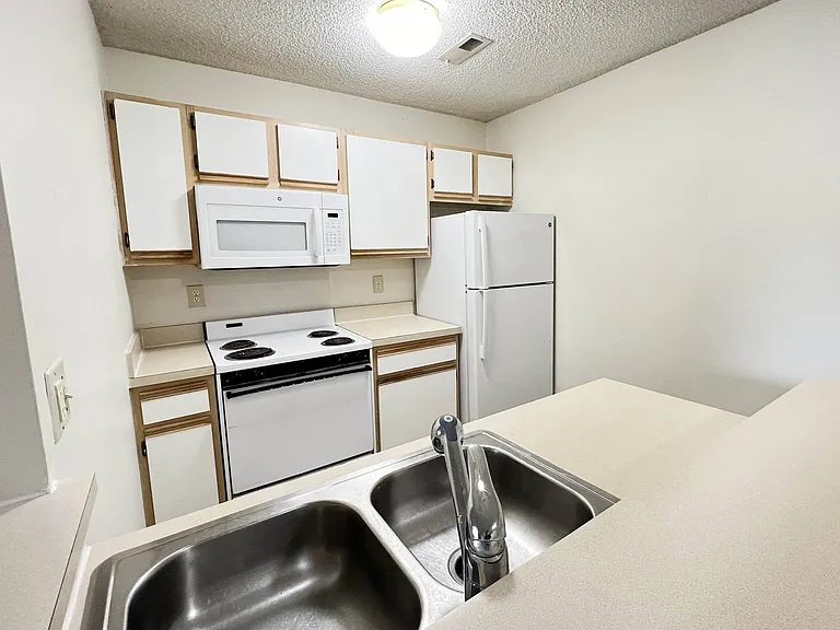 Eagle Crest Apartments — Photo 50