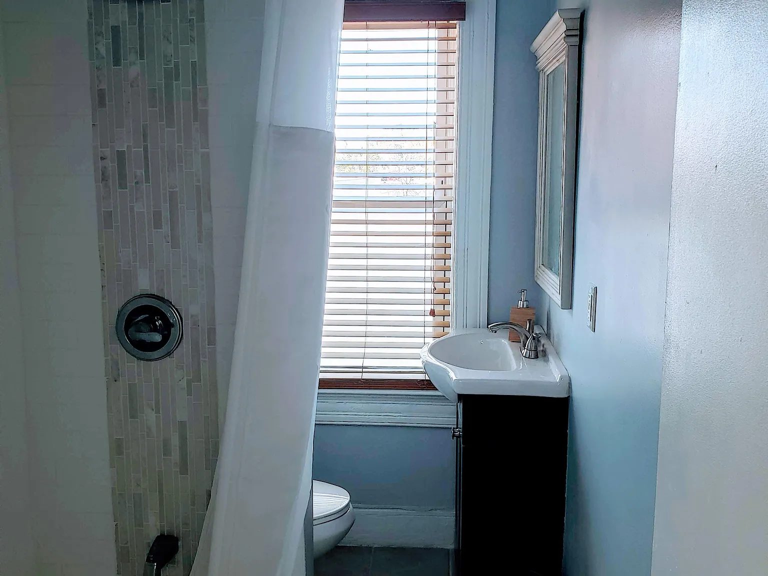 3 bed, 1.0 bath, 1500 sqft, $4,547 — Photo 3