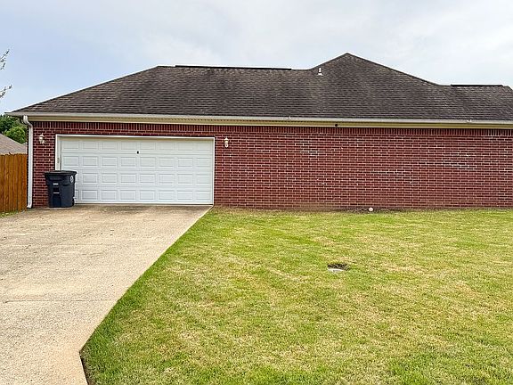 Garage / Driveway