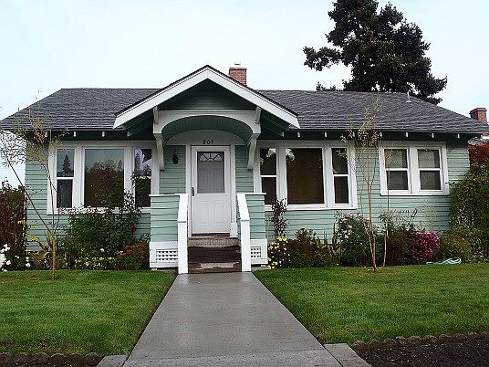 4th image of 801 E 11th St