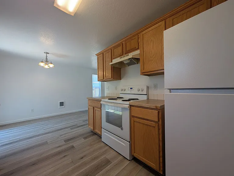 484 Helen St — Photo 10