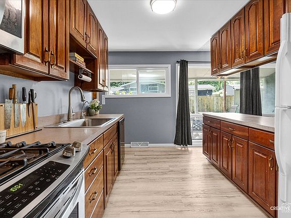 5th image of 4 Woodcliff Dr