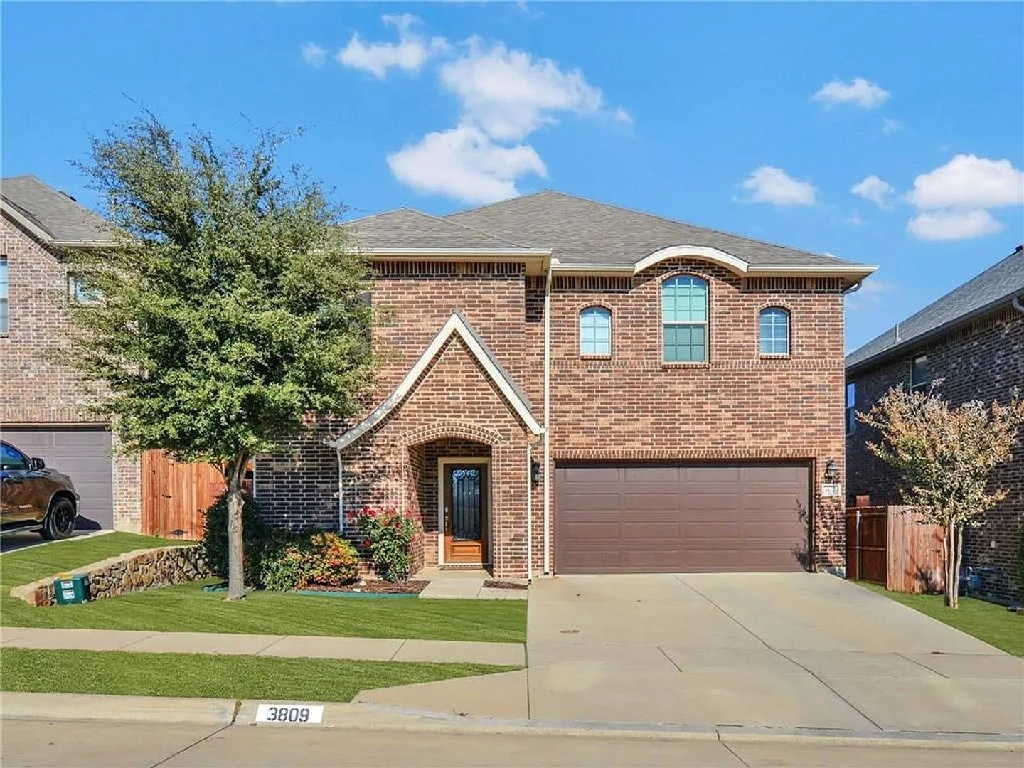 Spacious 3BR Home in Fossil Creek Golf Course Community | 2,410 Sq Ft | 2-Car Garage — Photo 1
