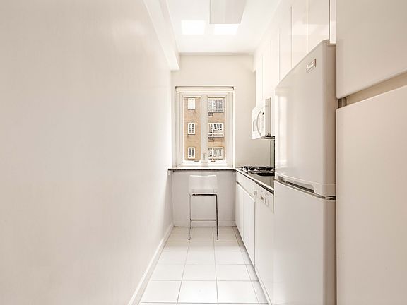 5th image of 333 W 57th St APT 6G