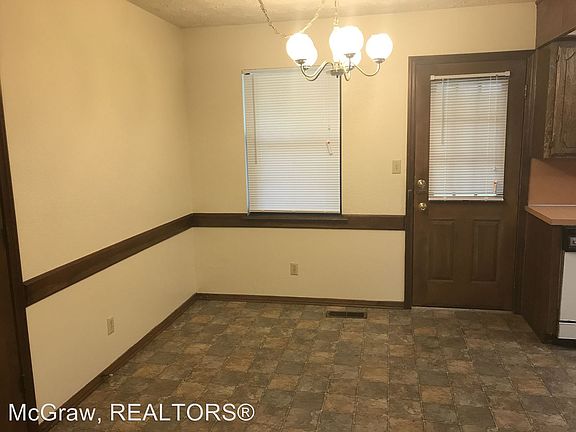 5th image of 105 E 12th Pl