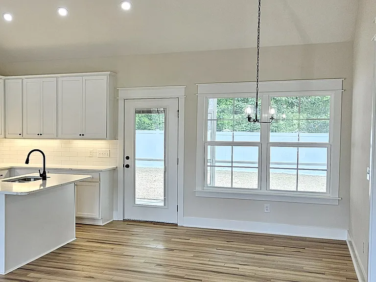 827 Sharpe Dr — Photo 2