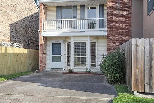 2 bed, 1.5 bath, 1422 sqft, $1,550 — Photo 2