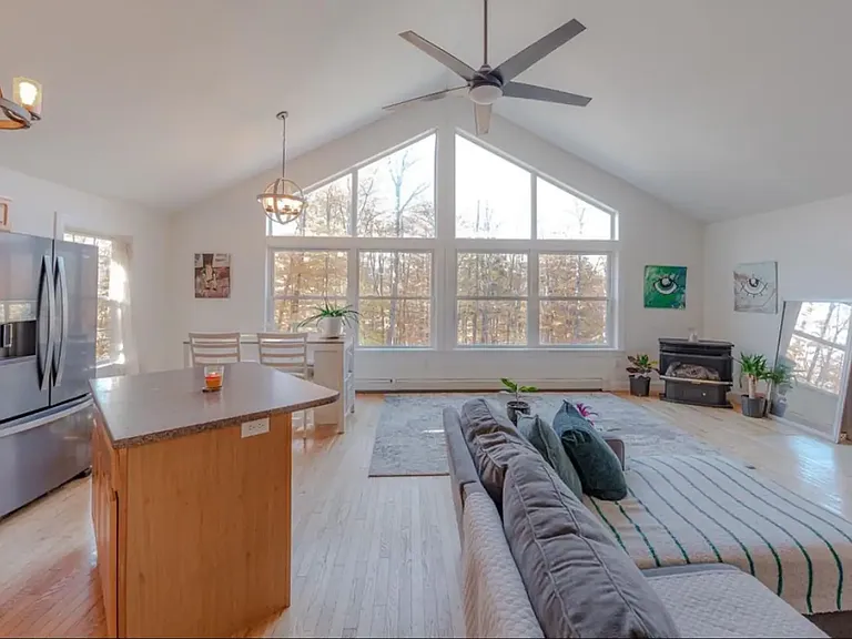 45 Lakeview Dr — Photo 1