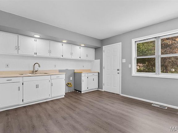 5th image of 1167 Price St