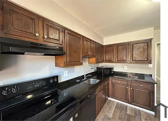 400 Berkshire Ct — Photo 6