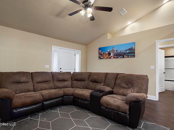 4th image of 15068 Camp Ln