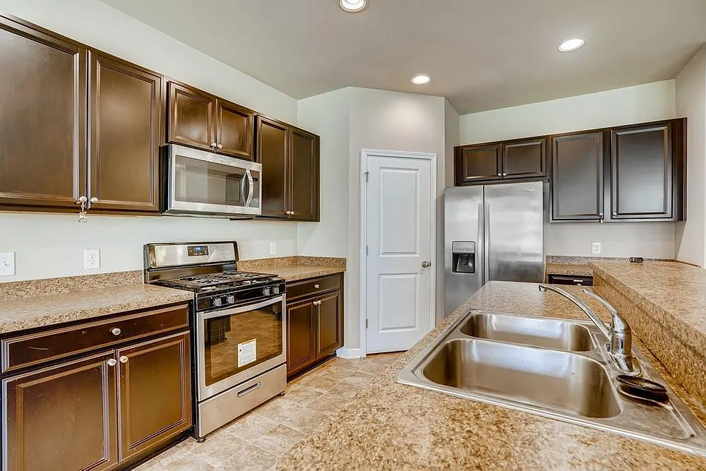 3 bed, 2.5 bath, 1802 sqft, $2,100 — Photo 3
