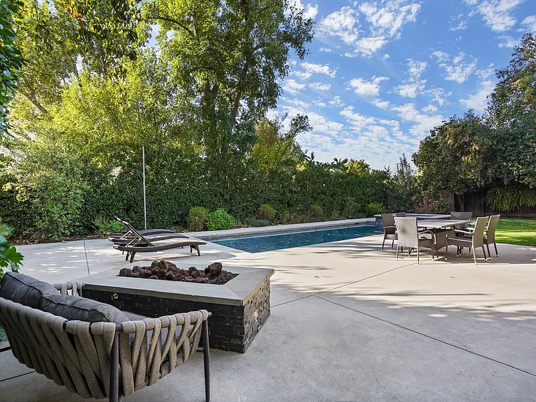 23057 Sylvan St — Photo 24