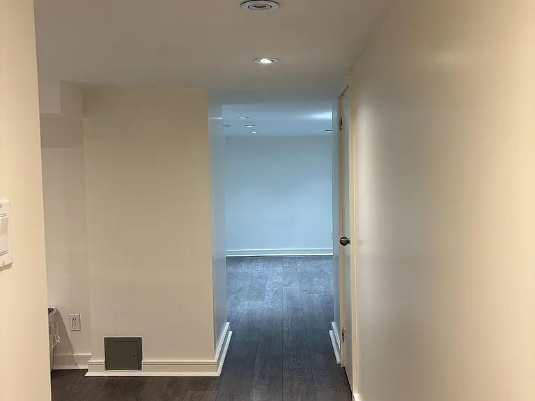 16 Montrose Ave #BASEMENT — Photo 23