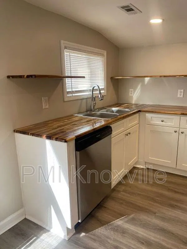 3 bed, 1.0 bath, 1050 sqft, $1,525 — Photo 3