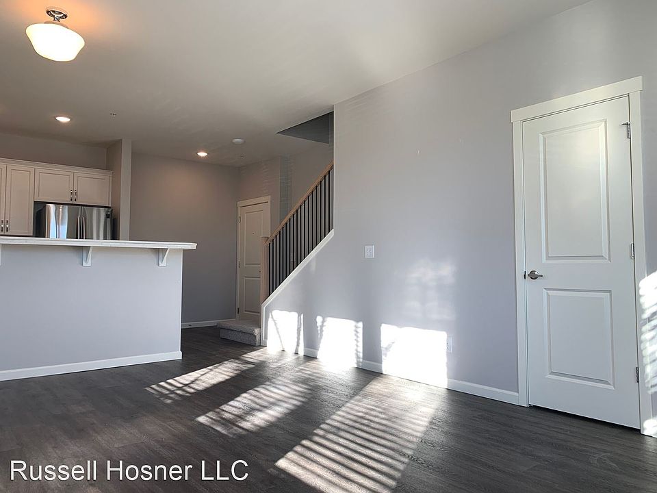 1st image of 7122 N Greenwich Ave #11