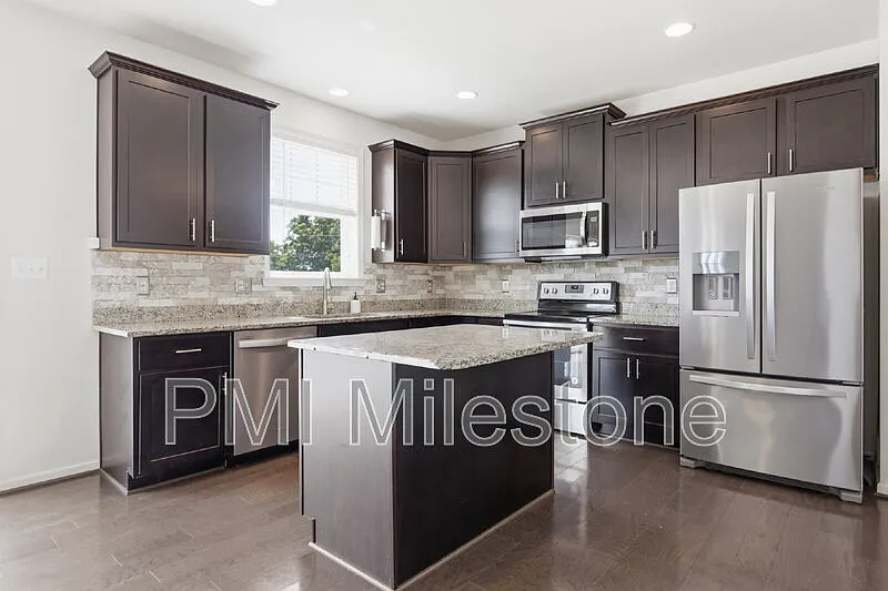 4 bed, 2.5 bath, 2293 sqft, $2,930 — Photo 4