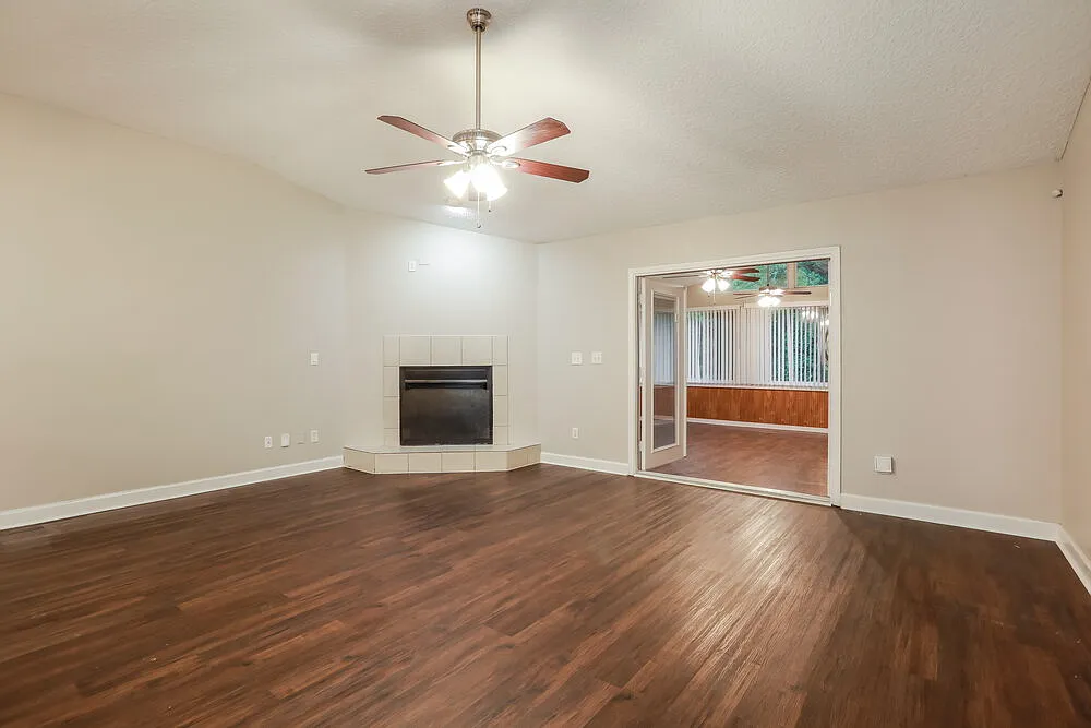 4 bed, 2.0 bath, 2500 sqft, $2,525 — Photo 3