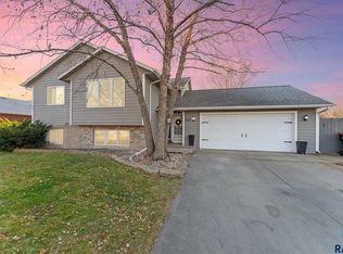 813 E Magnolia Dr, Brandon, SD 57005