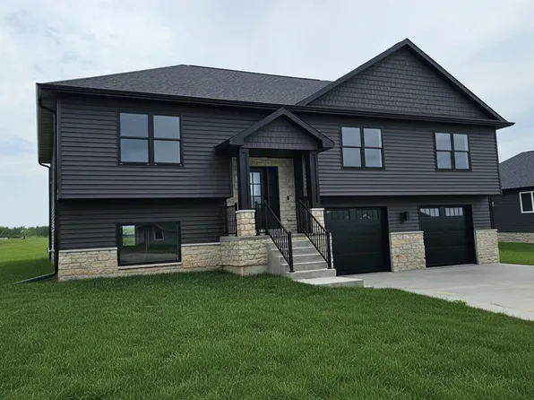 292 Solomia Ct, Peosta, IA 52068