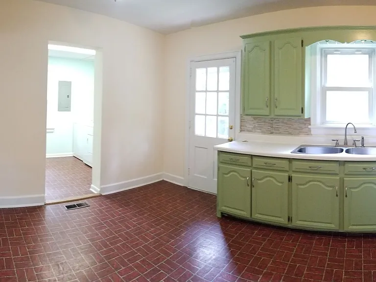 702 Tanyard St — Photo 5