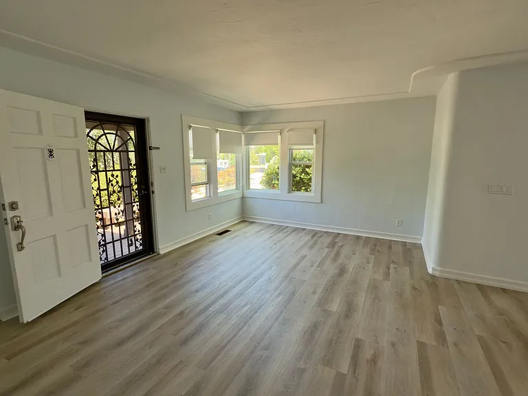 4572 Valencia Dr — Photo 2